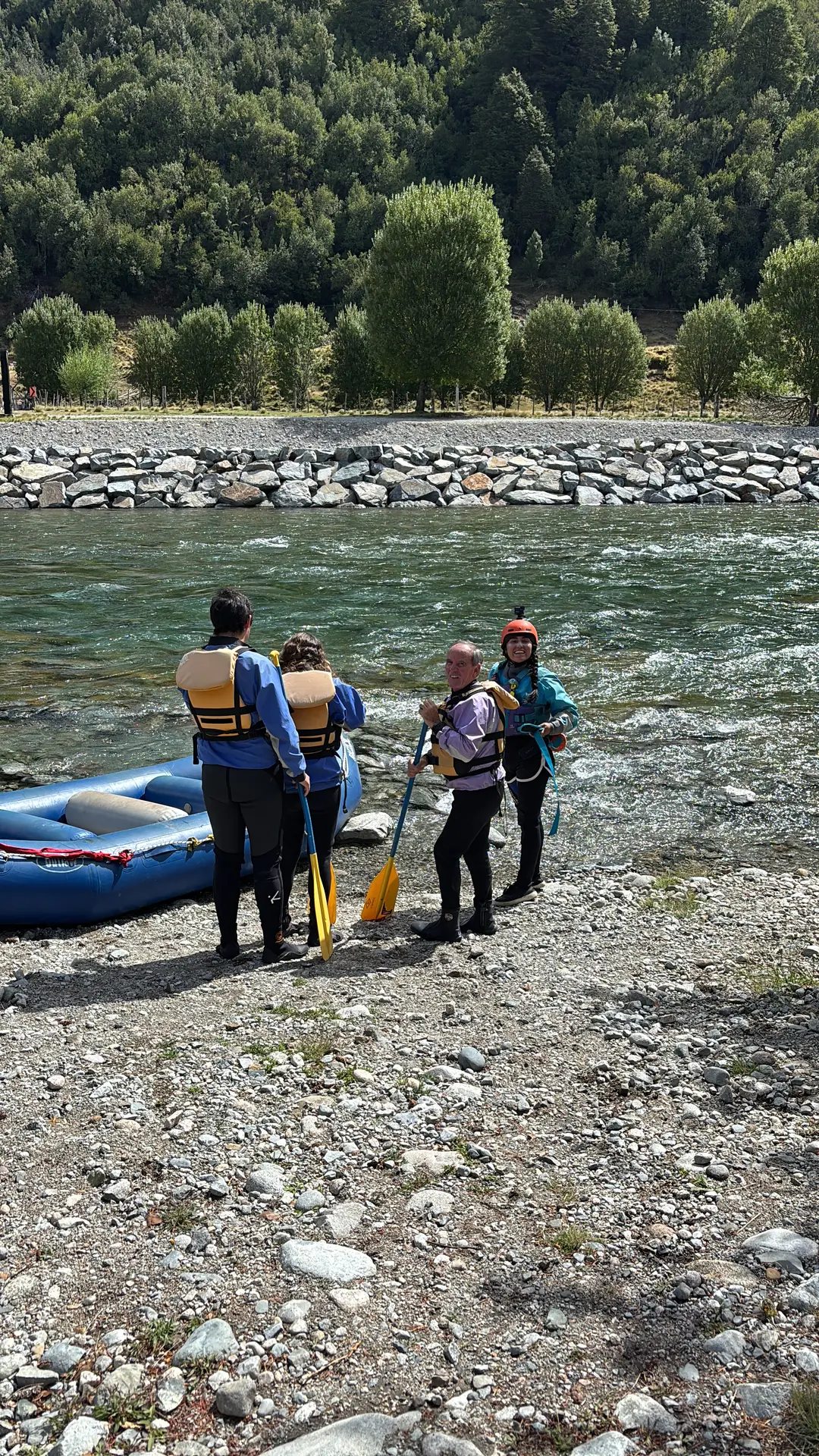 Grupo preparándose con remos junto a la balsa